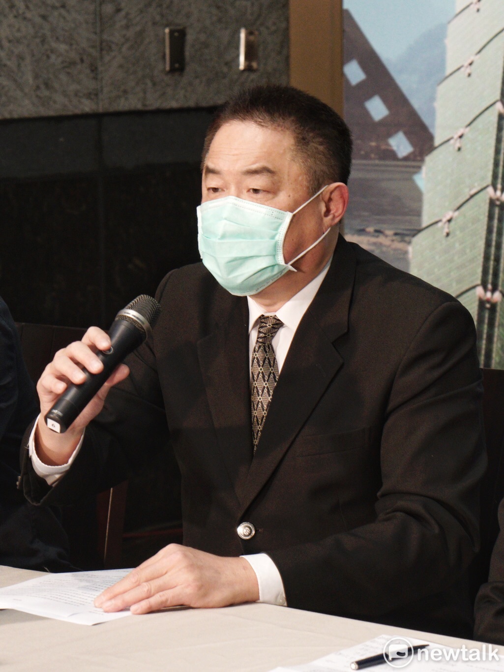錢櫃董事嚴智徑說明錢櫃處理此次大火罹難事件,錢櫃公司處理的態度。 圖 : 張良一/攝 錢櫃董事嚴智徑說明錢櫃處理此次大火罹難事件,錢櫃公司處理的態度。 圖 : 張良一/攝