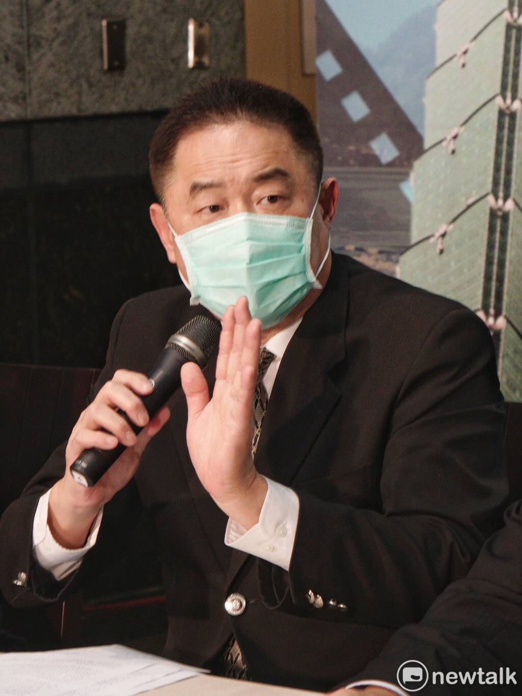 錢櫃董事嚴智徑表示,董事長今強調自己非常傷痛,並期待盡速釐清事故原因,盼傷者早日康復。 圖 : 張良一/攝 錢櫃董事嚴智徑表示,董事長今強調自己非常傷痛,並期待盡速釐清事故原因,盼傷者早日康復。 圖 : 張良一/攝