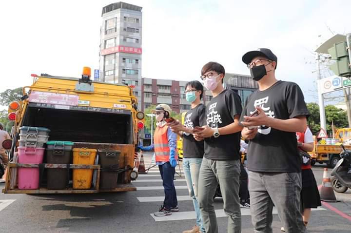 罷韓志工跟隨垃圾車宣揚號罷韓理念。 圖:翻攝Wecare高雄臉書 罷韓志工跟隨垃圾車宣揚號罷韓理念。 圖:翻攝Wecare高雄臉書