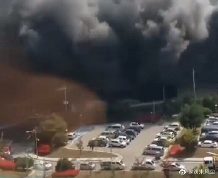 韓國京畿道利川市一處物流倉庫今天發生大火,現場濃煙蔽天。 圖 : 翻攝自微博 韓國京畿道利川市一處物流倉庫今天發生大火,現場濃煙蔽天。 圖 : 翻攝自微博