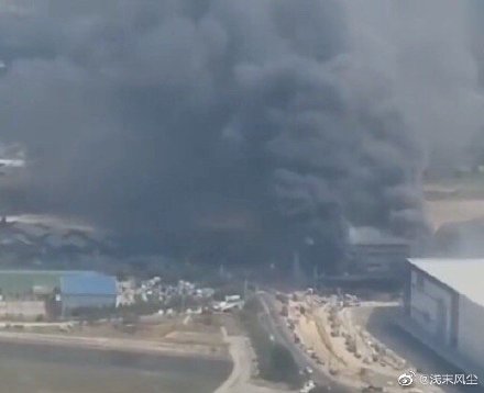 韓國京畿道利川市一處物流倉庫今天發生大火。 圖 : 翻攝自微博 韓國京畿道利川市一處物流倉庫今天發生大火。 圖 : 翻攝自微博