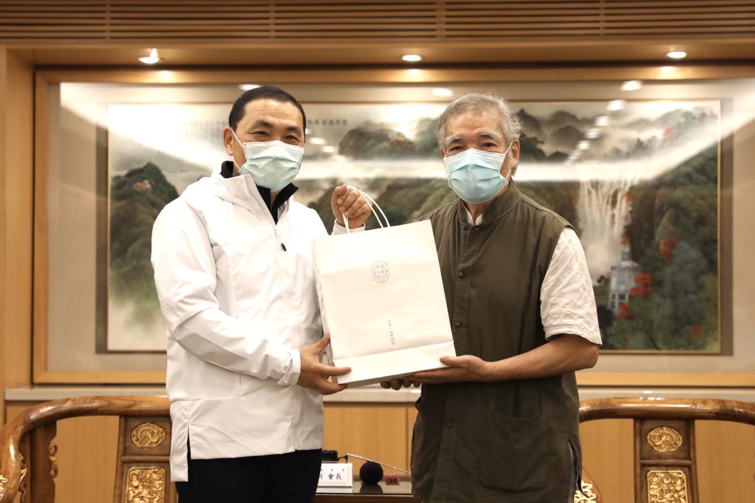 新北市長侯友宜致贈感謝狀及紀念品予愛鄉護農會會長許書訓。 圖:新北市農業局提供 新北市長侯友宜致贈感謝狀及紀念品予愛鄉護農會會長許書訓。 圖:新北市農業局提供