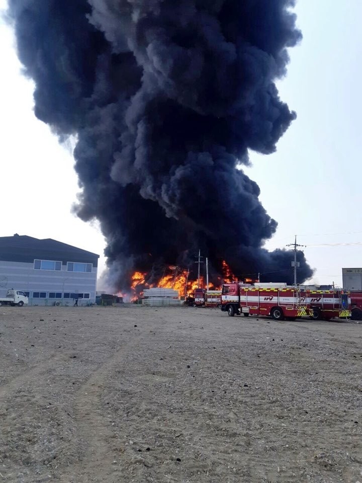 韓國京畿道利川市物流倉庫大火,濃煙竄升,目擊者還聽到多次爆炸聲響。 圖:翻攝自hani.co.kr/韓國京畿道消防本部 韓國京畿道利川市物流倉庫大火,濃煙竄升,目擊者還聽到多次爆炸聲響。 圖:翻攝自hani.co.kr/韓國京畿道消防本部