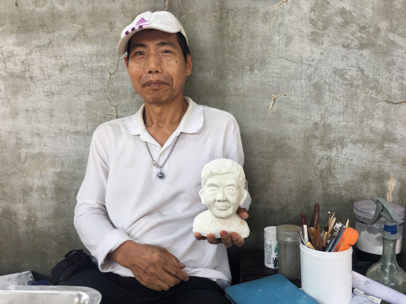 趙再添和他的陳時中雕塑作品。 圖:張良一/攝 趙再添和他的陳時中雕塑作品。 圖:張良一/攝