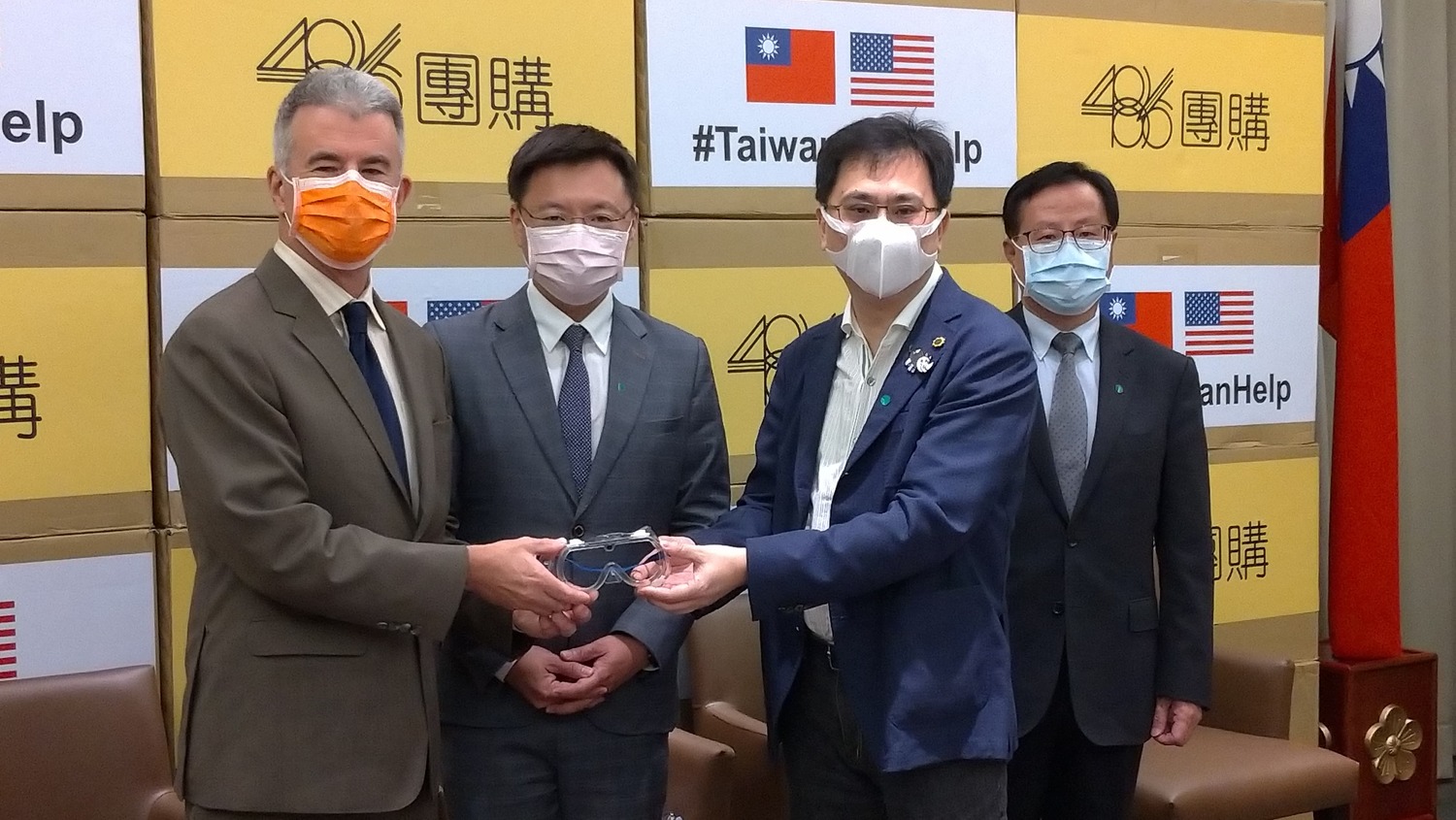 486先生捐贈護目鏡,裴德禮表達感謝。 圖:陳佩君/攝 486先生捐贈護目鏡,裴德禮表達感謝。 圖:陳佩君/攝