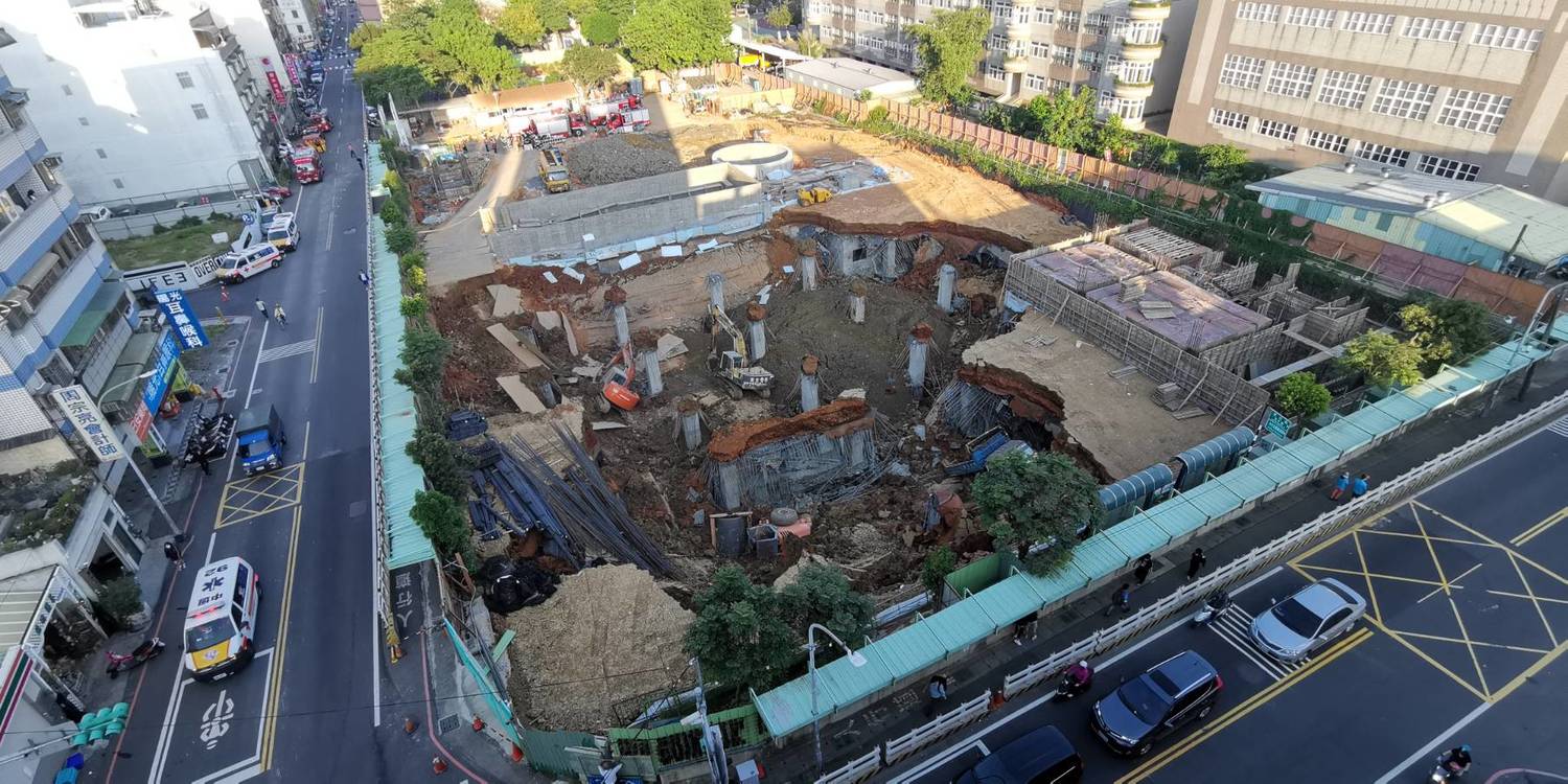 平鎮文化公園地下停車場工程30日發生樓地坍塌意外造成1死2傷。 圖:林昀真/翻攝 平鎮文化公園地下停車場工程30日發生樓地坍塌意外造成1死2傷。 圖:林昀真/翻攝