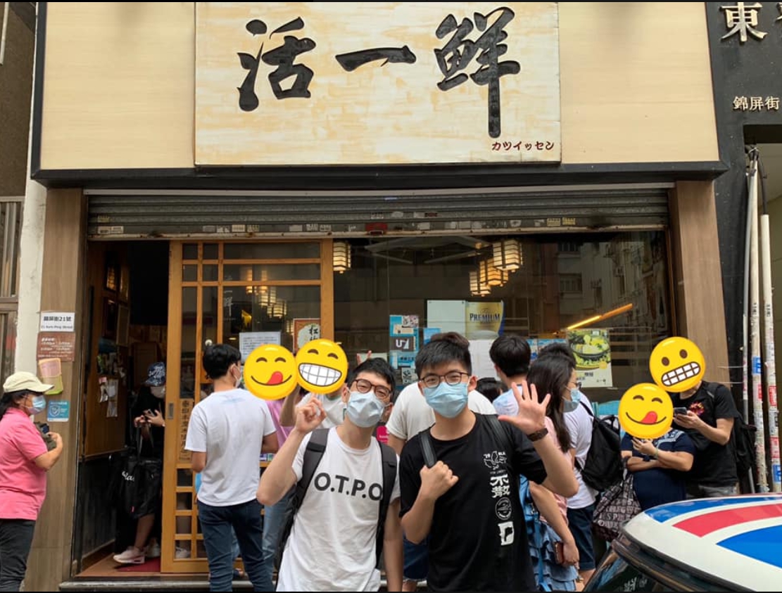 「黃色經濟圈」運動,呼籲港人集結力量,「撐」黃店經濟。「香港眾志」秘書長黃之鋒也現身響應。 圖:翻攝自黃之鋒Joshua Wong臉書 「黃色經濟圈」運動,呼籲港人集結力量,「撐」黃店經濟。「香港眾志」秘書長黃之鋒也現身響應。 圖:翻攝自黃之鋒Joshua Wong臉書