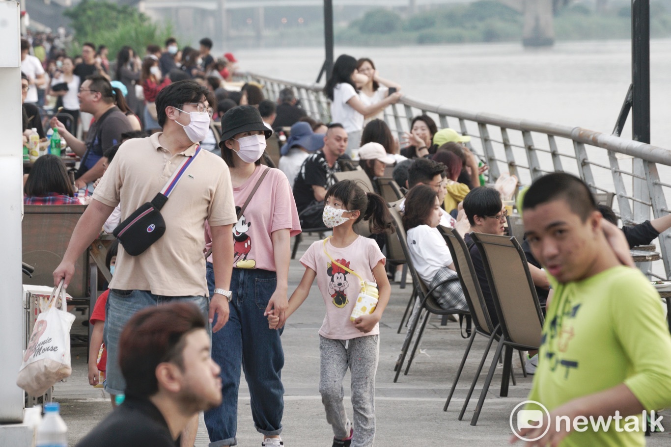 大稻埕滿滿的人潮。 圖:張良一/攝 大稻埕滿滿的人潮。 圖:張良一/攝