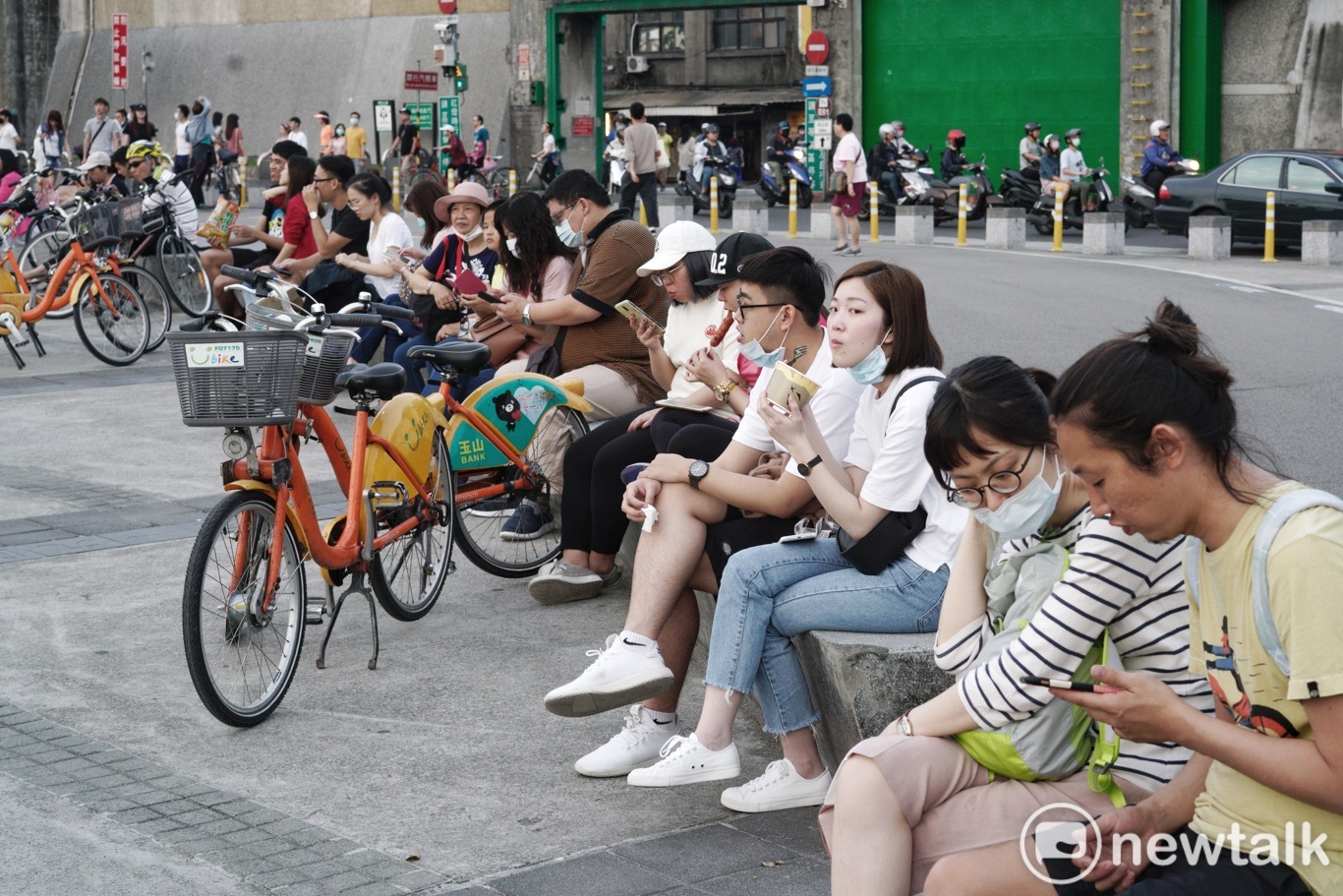 大稻埕滿滿的人潮吃東西、吹風乘涼,氣氛悠閒。 圖:張良一/攝 大稻埕滿滿的人潮吃東西、吹風乘涼,氣氛悠閒。 圖:張良一/攝