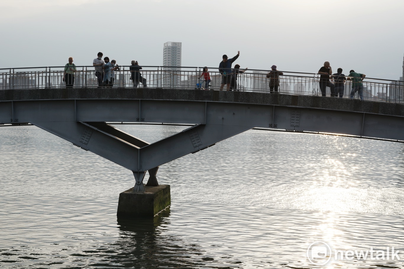 不少人在橋上看夕陽。 圖:張良一/攝 不少人在橋上看夕陽。 圖:張良一/攝