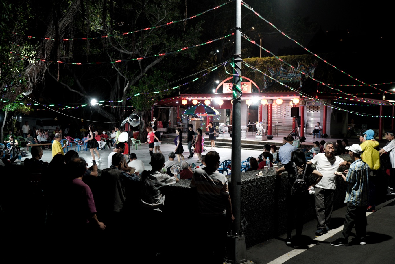 入夜後,民眾在大稻埕碼頭的天水宮廣場唱歌跳舞。 圖:張良一/攝 入夜後,民眾在大稻埕碼頭的天水宮廣場唱歌跳舞。 圖:張良一/攝