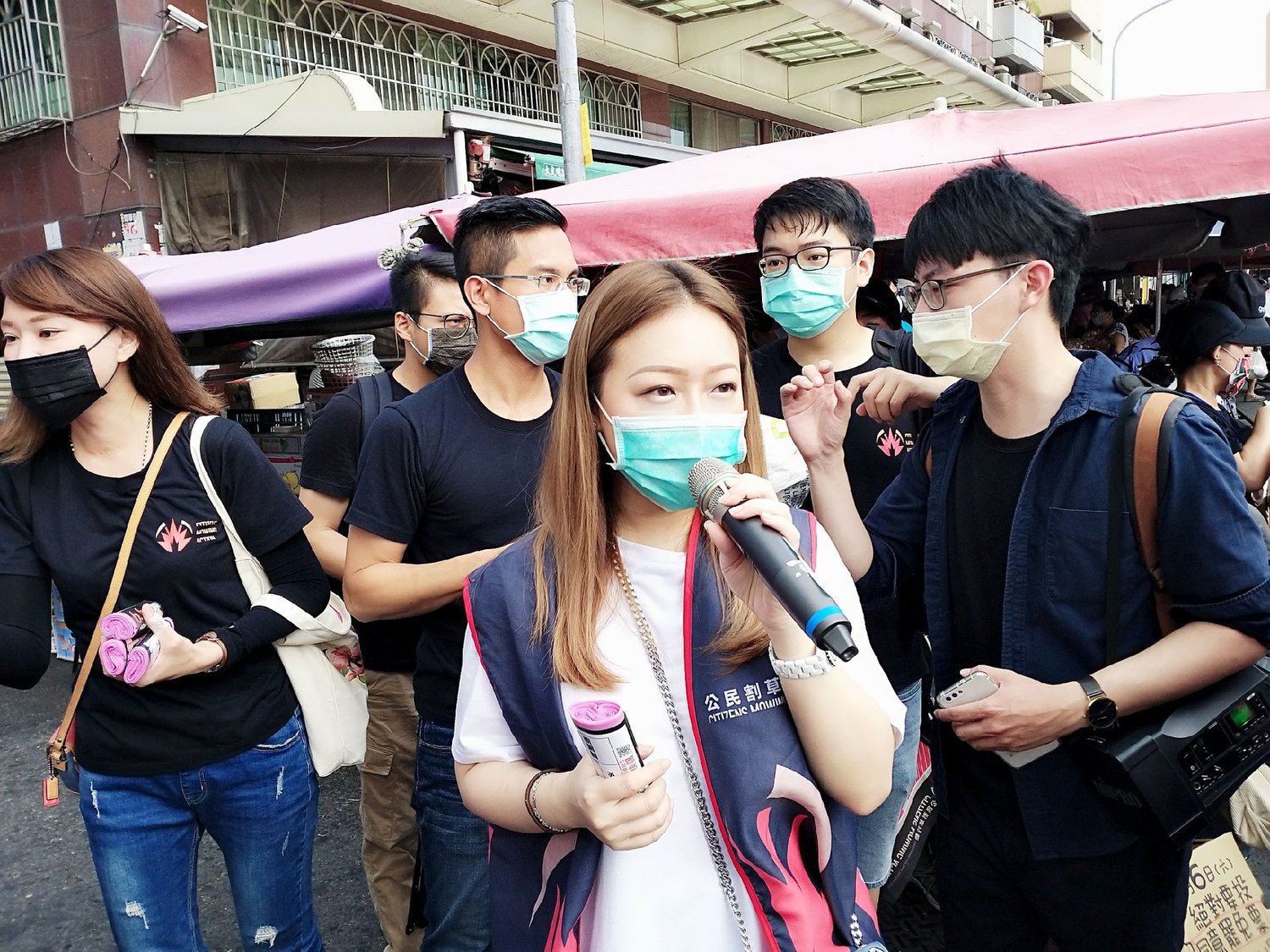 公民割草行動發言人李佾潔表示,今日帶著志工們親手發送一份份替市民朋友製作的罷韓垃圾袋,想要告訴大家,罷韓和出門丟垃圾一樣簡單,面對如此沒有下限的韓市府,需要市民們更加團結、理智、合作。 圖:翻攝自公民割草行動臉書 公民割草行動發言人李佾潔表示,今日帶著志工們親手發送一份份替市民朋友製作的罷韓垃圾袋,想要告訴大家,罷韓和出門丟垃圾一樣簡單,面對如此沒有下限的韓市府,需要市民們更加團結、理智、合作。 圖:翻攝自公民割草行動臉書