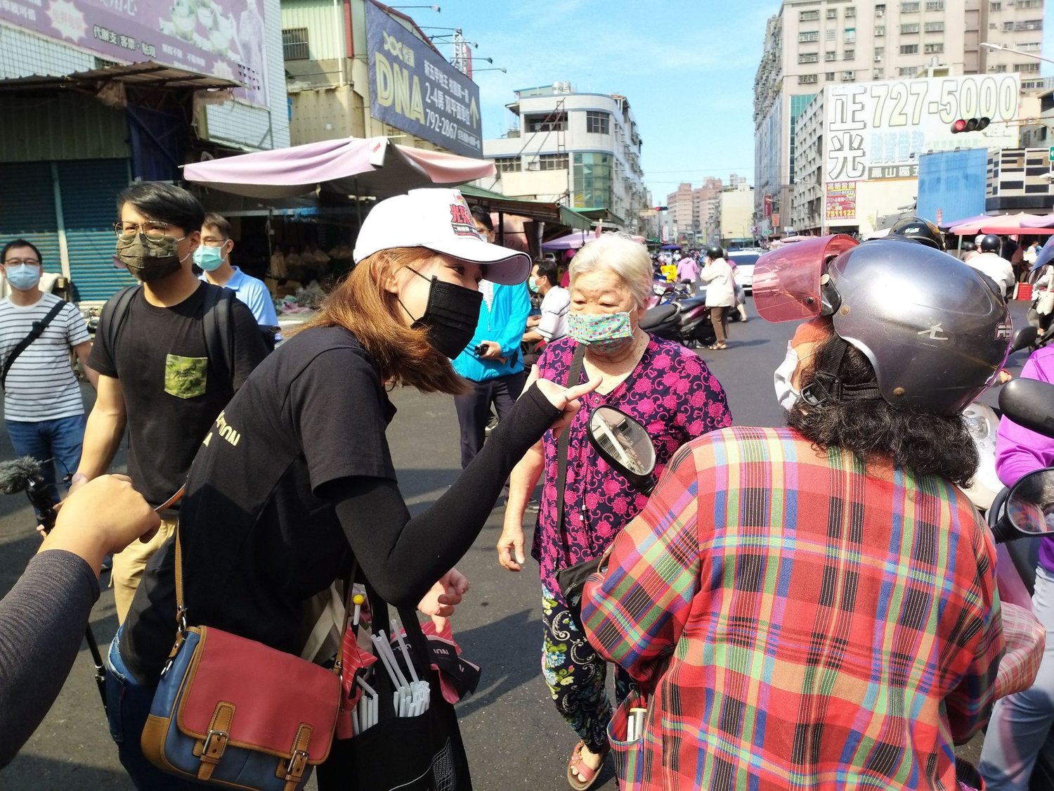 志工們向市民宣傳罷韓投票在6月6日舉行,號召大家一定要參與。 圖:翻攝自公民割草行動臉書 志工們向市民宣傳罷韓投票在6月6日舉行,號召大家一定要參與。 圖:翻攝自公民割草行動臉書