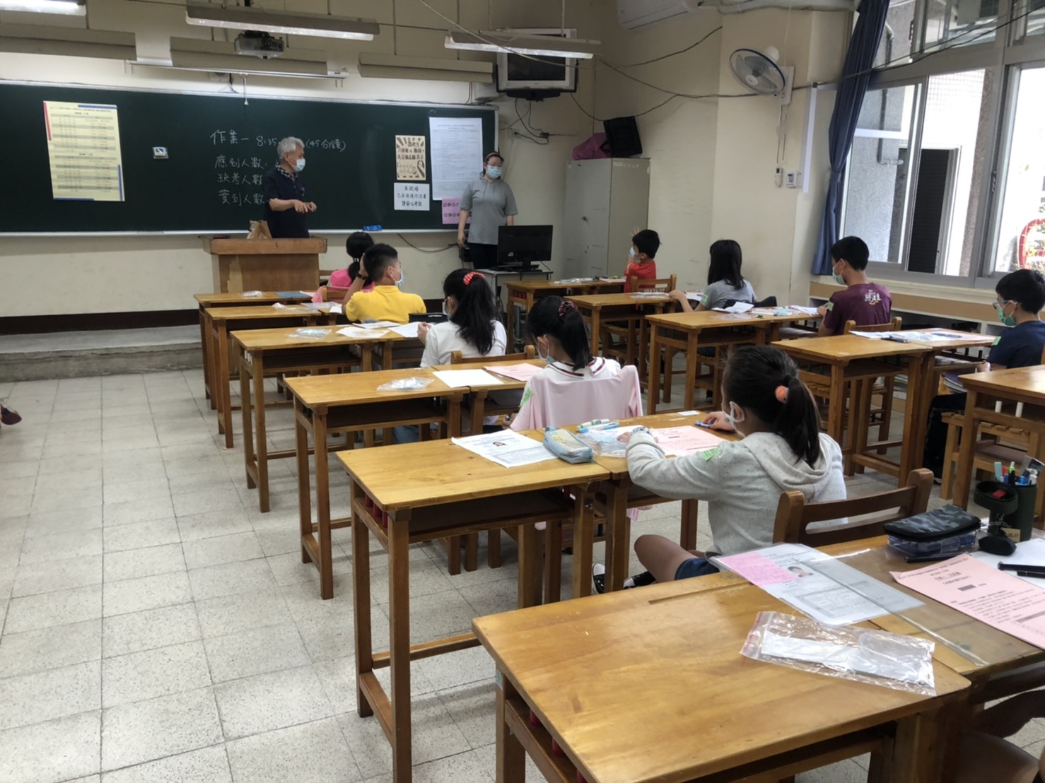 新北市國中學術資優鑑定複選評量的試場,都拉大考生座位距離,並已進行消毒。 圖:新北市教育局提供 新北市國中學術資優鑑定複選評量的試場,都拉大考生座位距離,並已進行消毒。 圖:新北市教育局提供