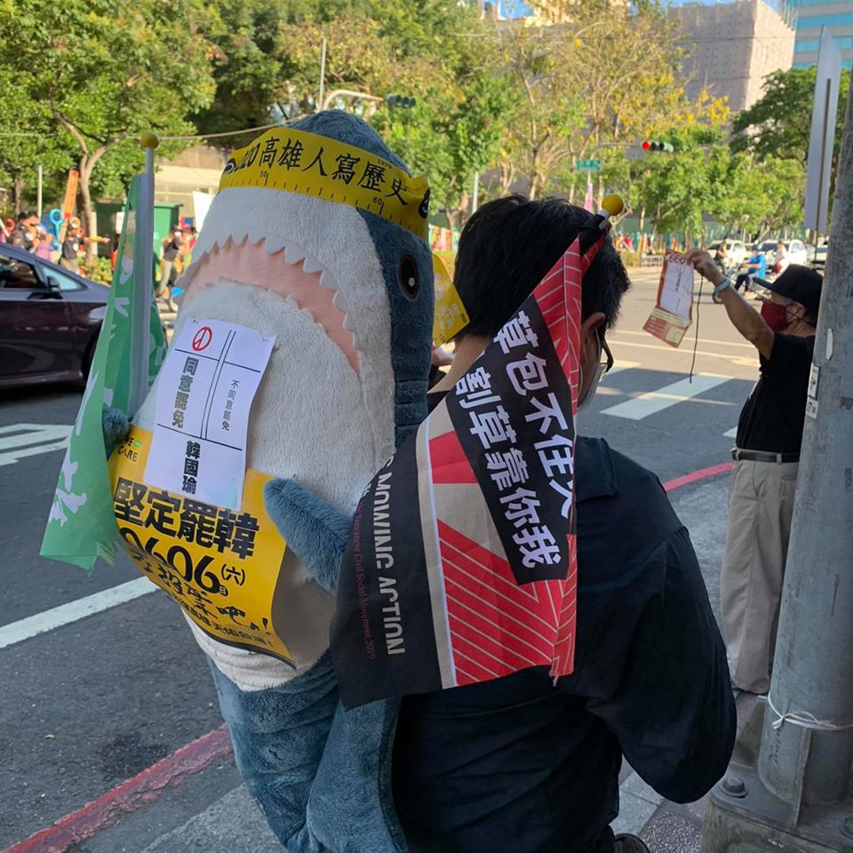 就算是走路,也要把罷韓布條掛在身上,變人肉宣傳看板,高雄人的決心可見一斑。 圖:翻攝自Wecare高雄臉書 就算是走路,也要把罷韓布條掛在身上,變人肉宣傳看板,高雄人的決心可見一斑。 圖:翻攝自Wecare高雄臉書