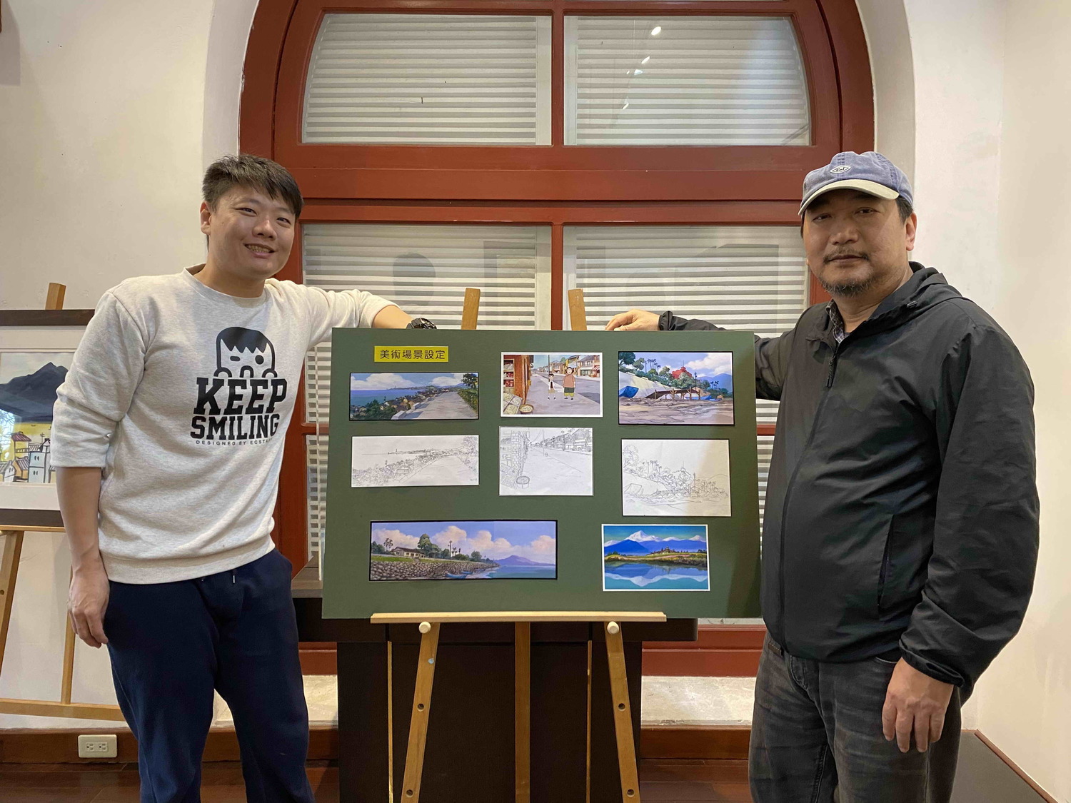 康進和(右)在小白宮首次公開動畫手稿,康導演的兒子特別一同佈展。 圖:淡水古蹟博物館提供 康進和(右)在小白宮首次公開動畫手稿,康導演的兒子特別一同佈展。 圖:淡水古蹟博物館提供