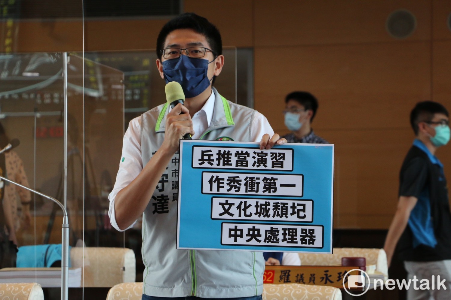 黃守達指盧秀燕「兵推當演習、作秀衝第一、文化城頹圮、中央處理器。」 唐復年/攝 黃守達指盧秀燕「兵推當演習、作秀衝第一、文化城頹圮、中央處理器。」 唐復年/攝