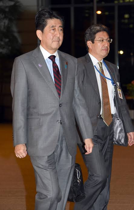 今井尚哉被稱為「總理的懷中寶刀」，跟安倍如影隨形。 圖：下載自Nippon放送電子報