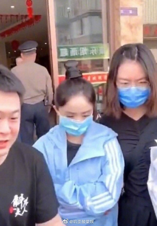 楊冪目前正在拍攝新戲《斛珠夫人》,疑似片場照片外流,驚見她高額髮際線。 圖:翻攝微博 楊冪目前正在拍攝新戲《斛珠夫人》,疑似片場照片外流,驚見她高額髮際線。 圖:翻攝微博