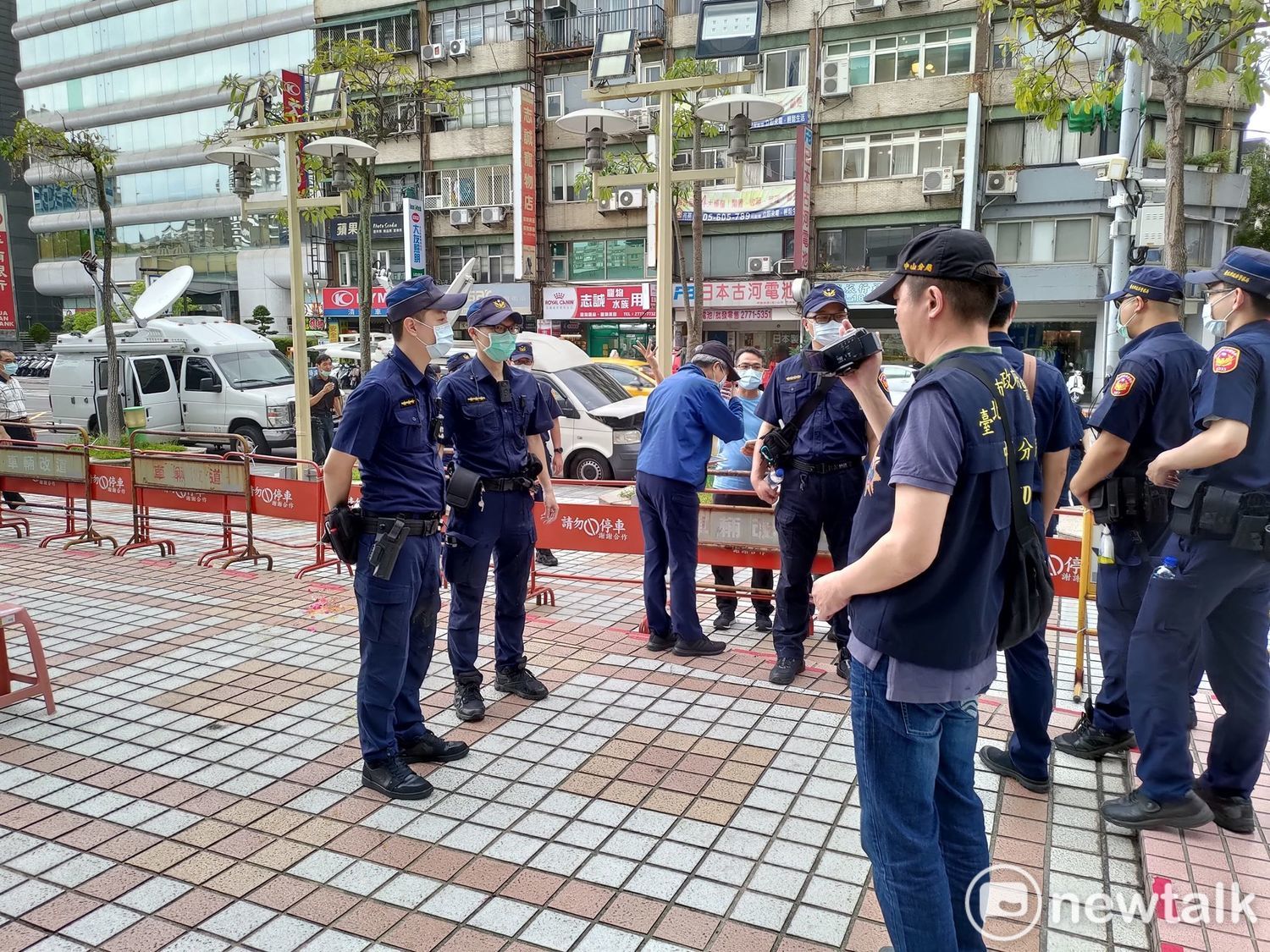 現場值勤員警意外遭蛋洗後,在現場錄影存證。 圖:黃建豪/攝 現場值勤員警意外遭蛋洗後,在現場錄影存證。 圖:黃建豪/攝