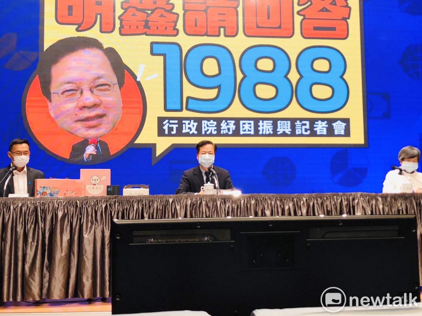 行政院6日下午召開紓困振興方案「身心障礙者勞工協助措施」記者會,由政務委員龔明鑫(中)、勞動部次長林明裕(左)和衛福部次長蘇麗瓊(右)出席。 圖:謝莉慧/攝 行政院6日下午召開紓困振興方案「身心障礙者勞工協助措施」記者會,由政務委員龔明鑫(中)、勞動部次長林明裕(左)和衛福部次長蘇麗瓊(右)出席。 圖:謝莉慧/攝