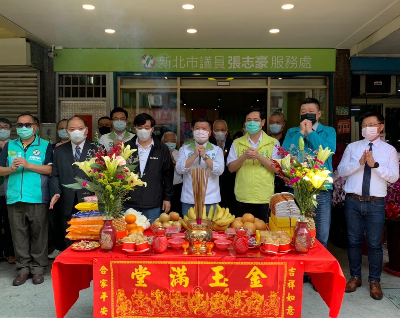 張志豪服務處喬遷,眾人焚香祝禱。 圖:張志豪服務處提供 張志豪服務處喬遷,眾人焚香祝禱。 圖:張志豪服務處提供
