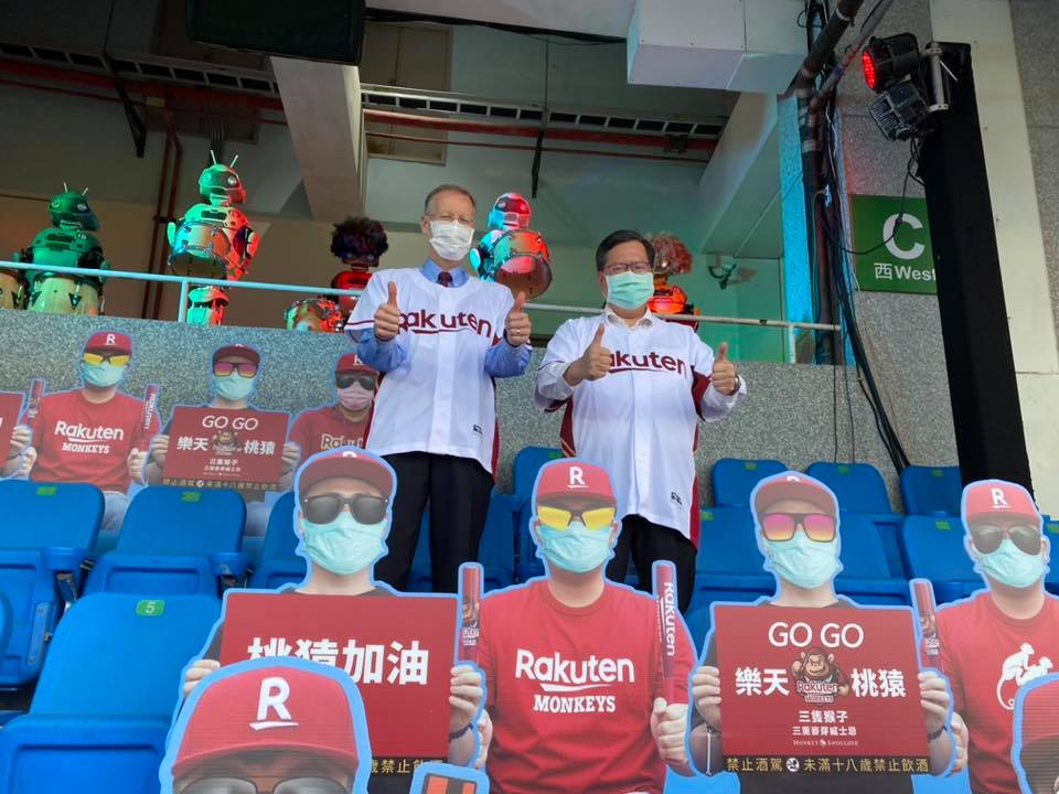 日前美國在台協會台北辦事處(AIT)處長酈英傑(左)與桃園市長鄭文燦親赴球加油,展開國際宣傳。 圖:翻攝自美國在台協會臉書 日前美國在台協會台北辦事處(AIT)處長酈英傑(左)與桃園市長鄭文燦親赴球加油,展開國際宣傳。 圖:翻攝自美國在台協會臉書