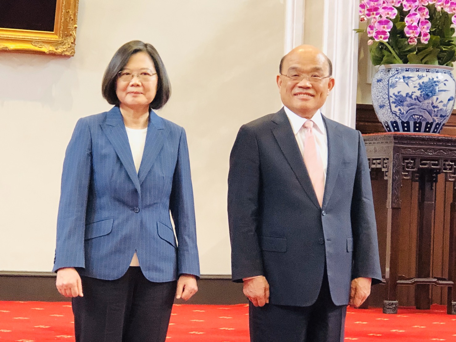 蔡英文總統說,將在520後繼續和行政院長蘇貞昌一起為台灣打拼,兩人在記者會結束前合影。 圖:謝莉慧/攝 蔡英文總統說,將在520後繼續和行政院長蘇貞昌一起為台灣打拼,兩人在記者會結束前合影。 圖:謝莉慧/攝