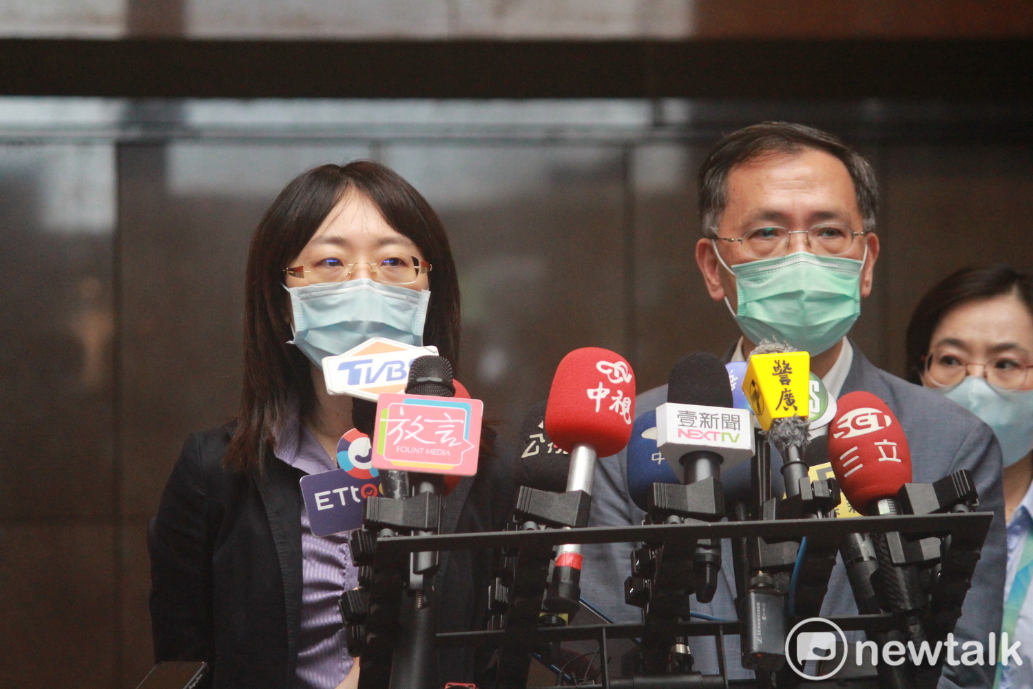 台北市副市長蔡炳坤(右)、法務局長袁秀慧(左)。 圖:周煊惠 / 攝 台北市副市長蔡炳坤(右)、法務局長袁秀慧(左)。 圖:周煊惠 / 攝
