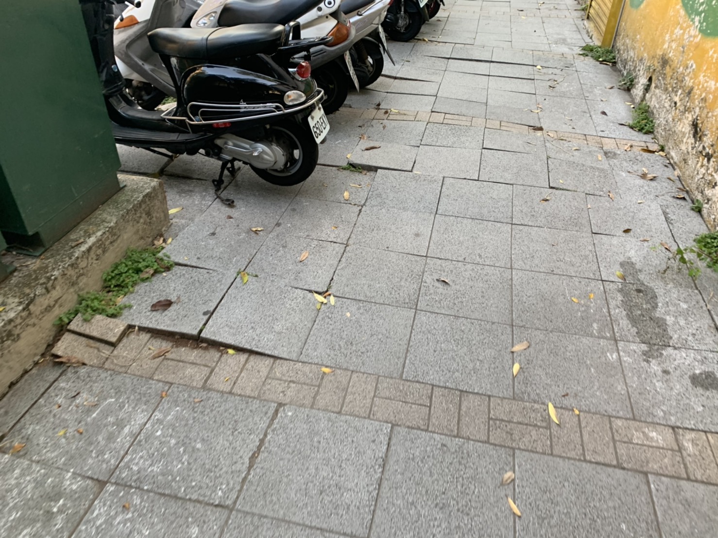 台中州廳周邊市府路人行道崎嶇不平,相關的五局處互踢皮球。 圖 : 台中市議員黃守達/提供 台中州廳周邊市府路人行道崎嶇不平,相關的五局處互踢皮球。 圖 : 台中市議員黃守達/提供