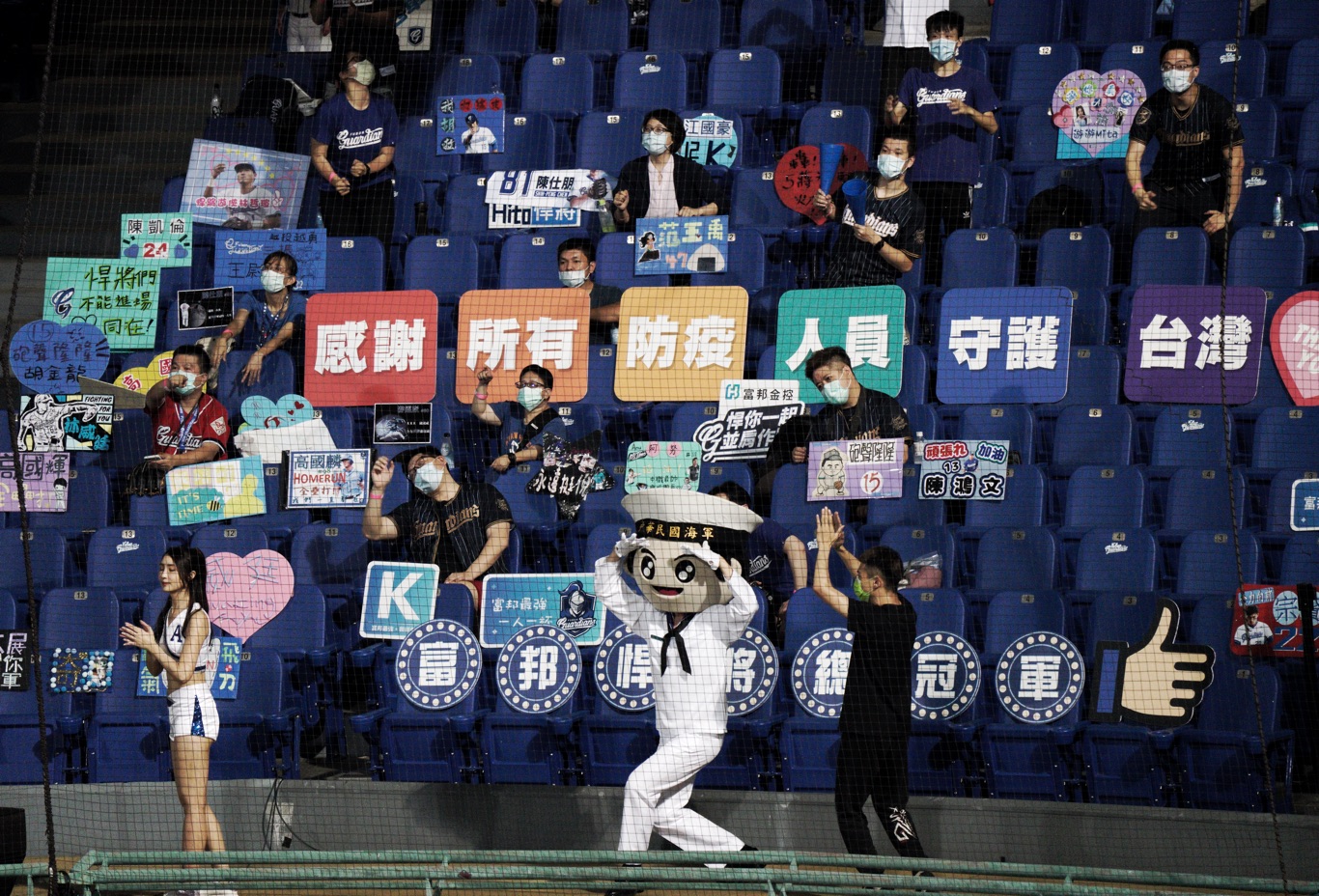 座位席放置「感謝所有防疫人員守護台灣」紙牌。 圖:張良一/攝 座位席放置「感謝所有防疫人員守護台灣」紙牌。 圖:張良一/攝