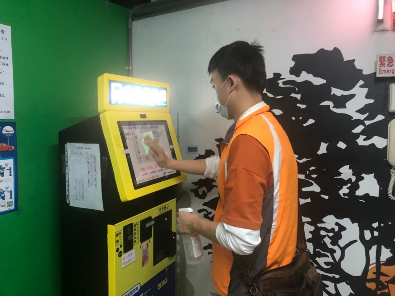 新北市市民廣場地下停車場每天消毒及清潔防疫。 圖:新北市交通局/提供 新北市市民廣場地下停車場每天消毒及清潔防疫。 圖:新北市交通局/提供