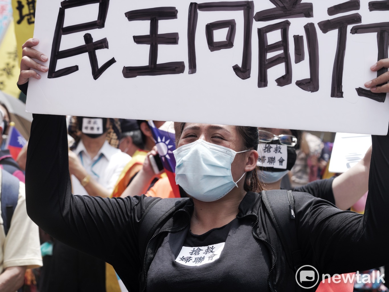 民眾舉牌高喊抗議口號。 圖:張良一/攝 民眾舉牌高喊抗議口號。 圖:張良一/攝