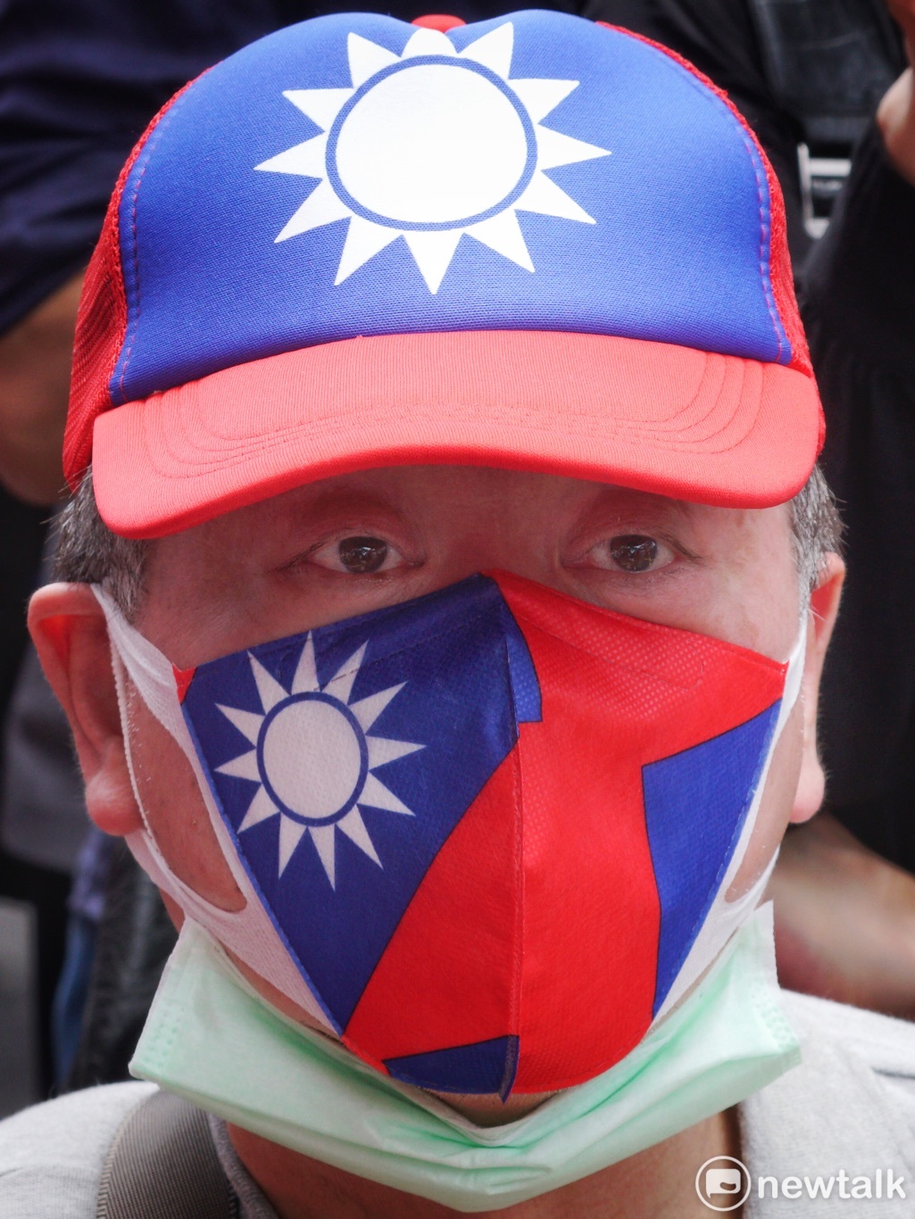 一位民眾戴國旗帽和國旗口罩共襄盛舉。 圖:張良一/攝 一位民眾戴國旗帽和國旗口罩共襄盛舉。 圖:張良一/攝