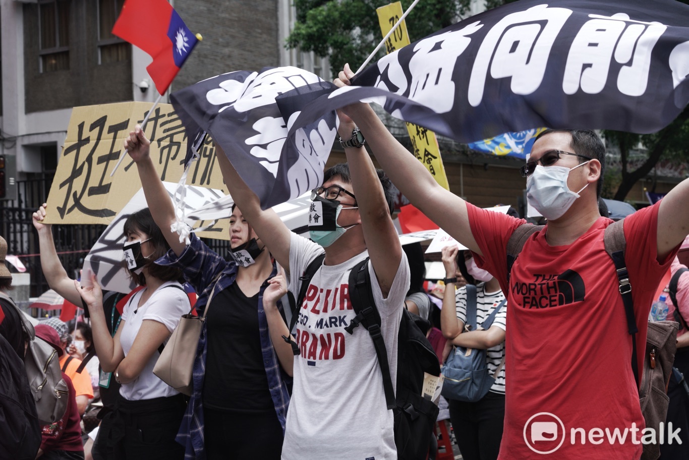 民眾在現場舉牌抗議呼口號。 圖:張良一/攝 民眾在現場舉牌抗議呼口號。 圖:張良一/攝