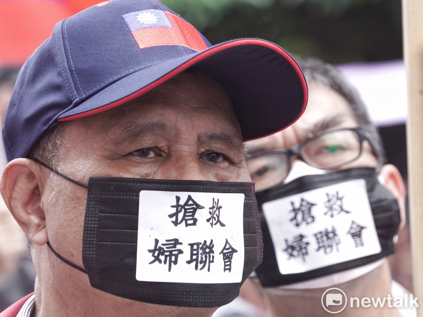 民眾戴著「搶救婦聯會」的黑色口罩聲援婦聯會。 圖:張良一/攝 民眾戴著「搶救婦聯會」的黑色口罩聲援婦聯會。 圖:張良一/攝