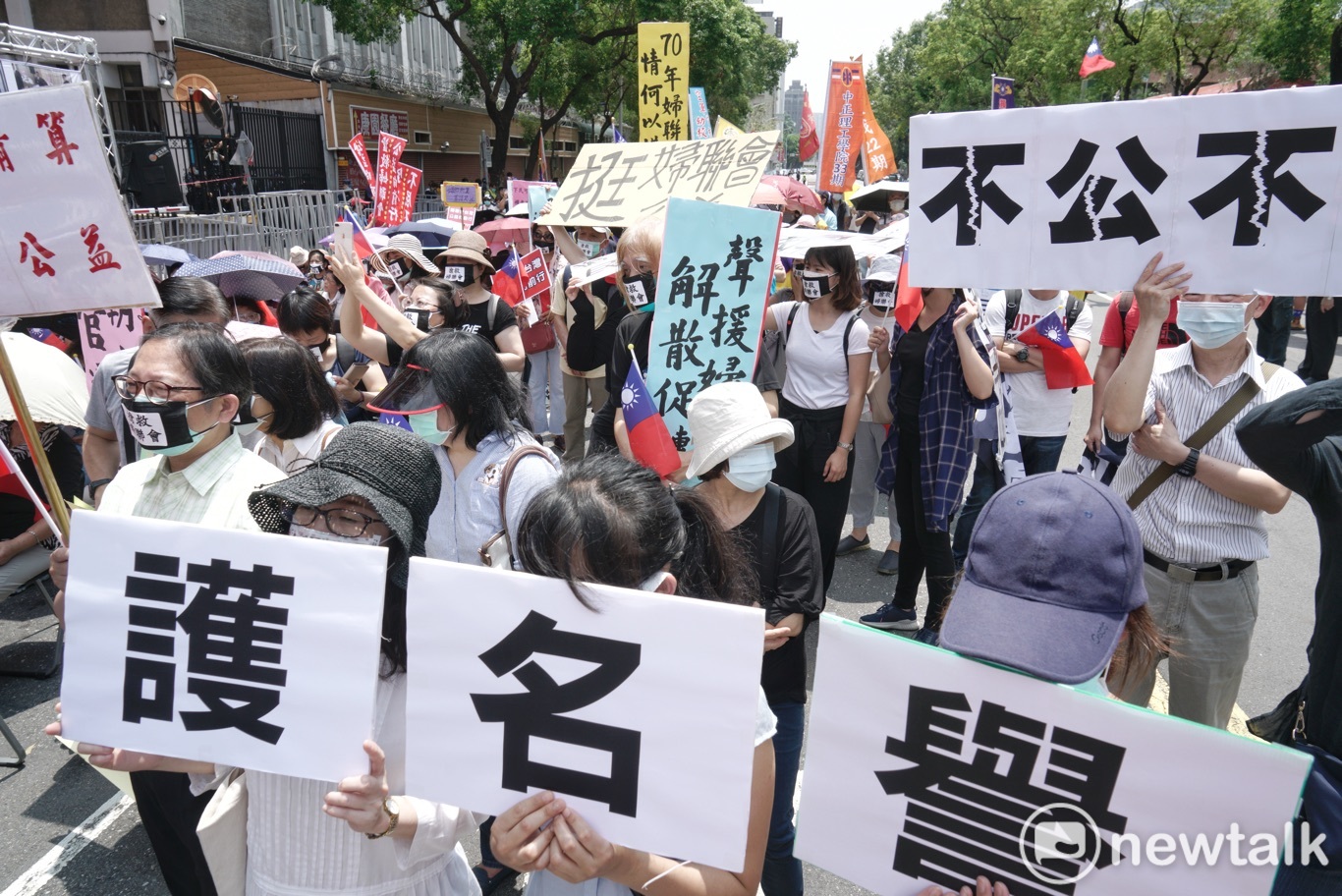 大約五百位民眾在現場抗議,這是武漢肺炎疫情爆發以來,立法院外最大的一場抗議陳情活動。 圖:張良一/攝 大約五百位民眾在現場抗議,這是武漢肺炎疫情爆發以來,立法院外最大的一場抗議陳情活動。 圖:張良一/攝