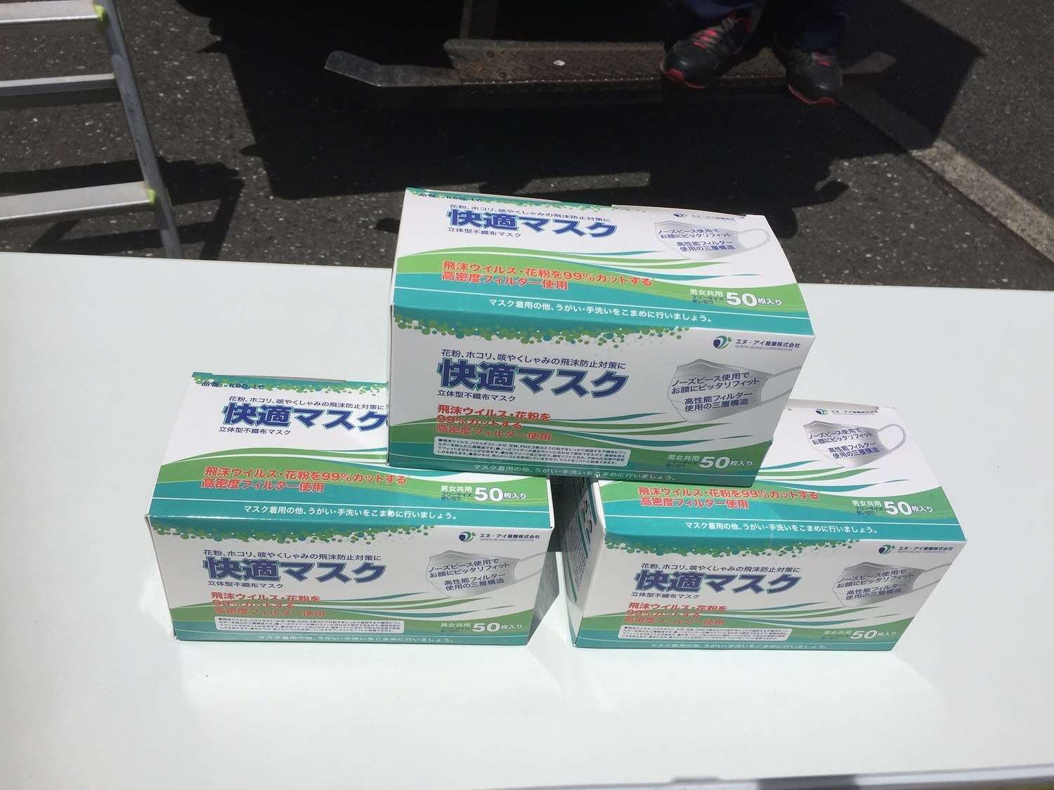 你看過口罩像盛產的水果一樣,一卡車賣,想買多少都無限供應,圖為東京都練馬區。 圖:劉黎兒/攝 你看過口罩像盛產的水果一樣,一卡車賣,想買多少都無限供應,圖為東京都練馬區。 圖:劉黎兒/攝