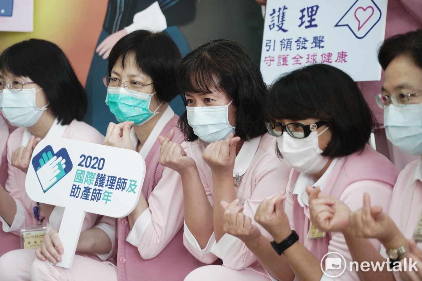 護理師手比愛心手勢。 圖:張良一/攝 護理師手比愛心手勢。 圖:張良一/攝