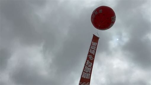 罷韓紅色氣球以白色字體寫上「666投票罷」。 圖:台灣基進/提供 罷韓紅色氣球以白色字體寫上「666投票罷」。 圖:台灣基進/提供