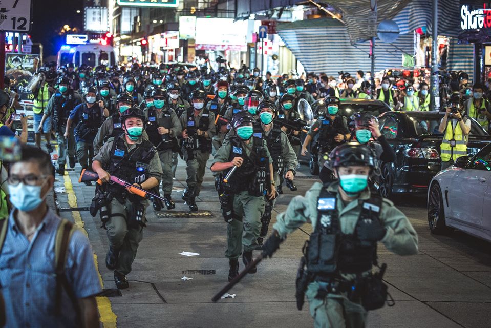 5月10日晚約11時,香港旺角山東街戒備的警員及從內街衝出的警員展開突擊,圍捕約230人。 圖:翻攝自香港UPS社媒臉書/KH 5月10日晚約11時,香港旺角山東街戒備的警員及從內街衝出的警員展開突擊,圍捕約230人。 圖:翻攝自香港UPS社媒臉書/KH