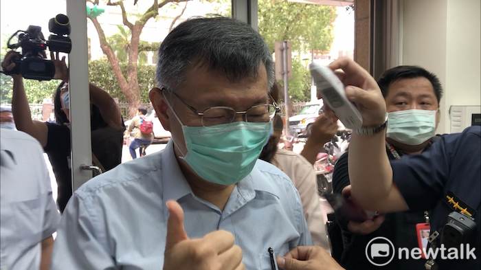 台北市長柯文哲今聽聞前記者戴湘儀被延攬進新北市府,比了個讚。 圖:周煊惠 /攝 台北市長柯文哲今聽聞前記者戴湘儀被延攬進新北市府,比了個讚。 圖:周煊惠 /攝