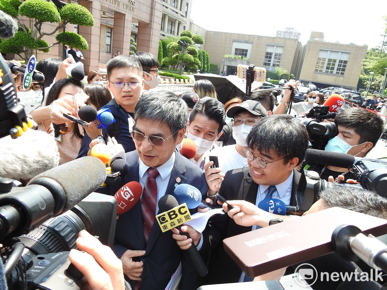 科技部長陳良基拍照完受訪指出,自己只借調到5月19日,言下之意,間接證實他將回台大任教的傳聞。 圖:謝莉慧/攝 科技部長陳良基拍照完受訪指出,自己只借調到5月19日,言下之意,間接證實他將回台大任教的傳聞。 圖:謝莉慧/攝