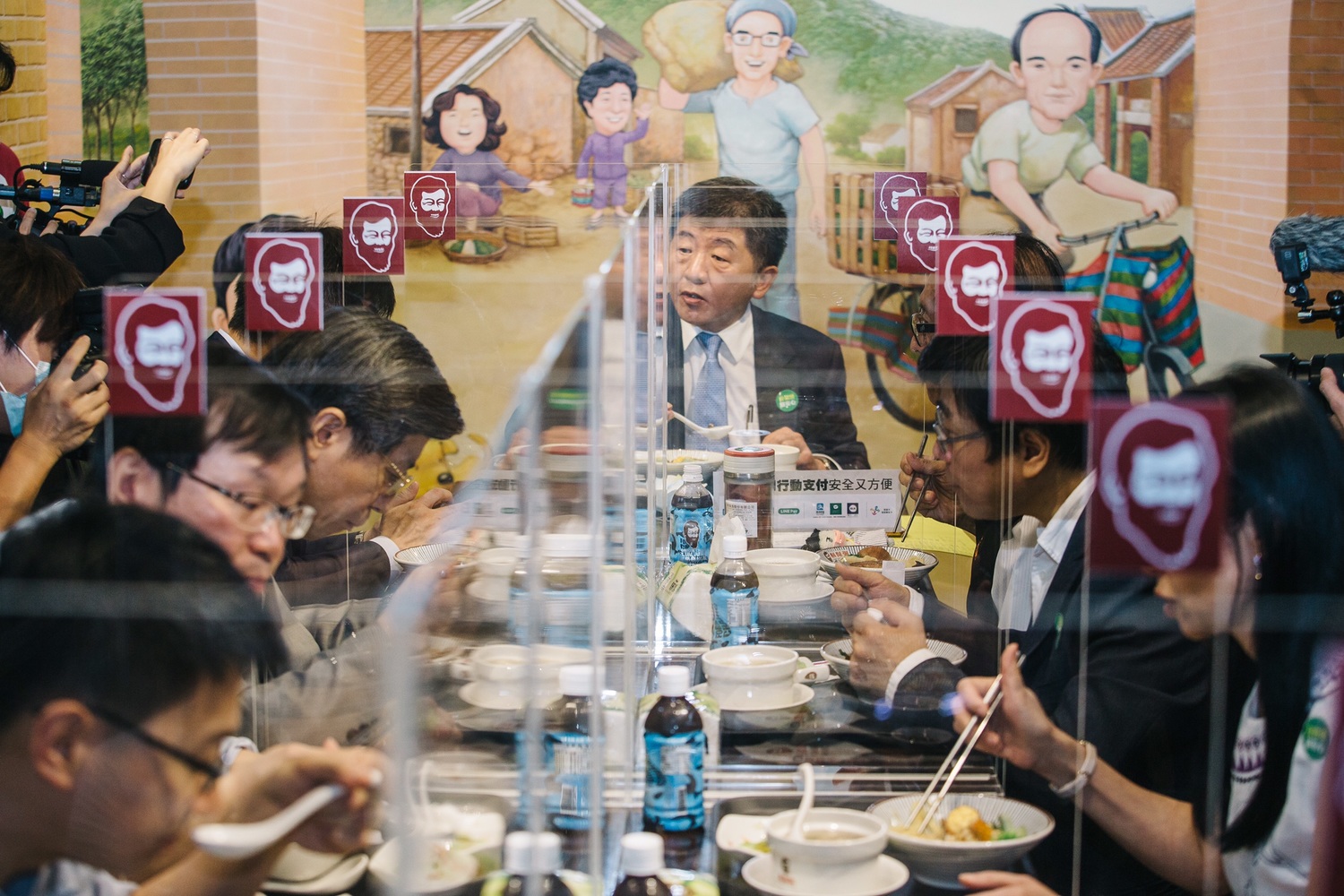指揮中心指揮官陳時中率副指揮官陳宗彥、專家諮詢小組召集人張上淳等人到老字號「鬍鬚張」大嗑滷肉飯。 圖:台北市攝影記者聯誼會提供 指揮中心指揮官陳時中率副指揮官陳宗彥、專家諮詢小組召集人張上淳等人到老字號「鬍鬚張」大嗑滷肉飯。 圖:台北市攝影記者聯誼會提供