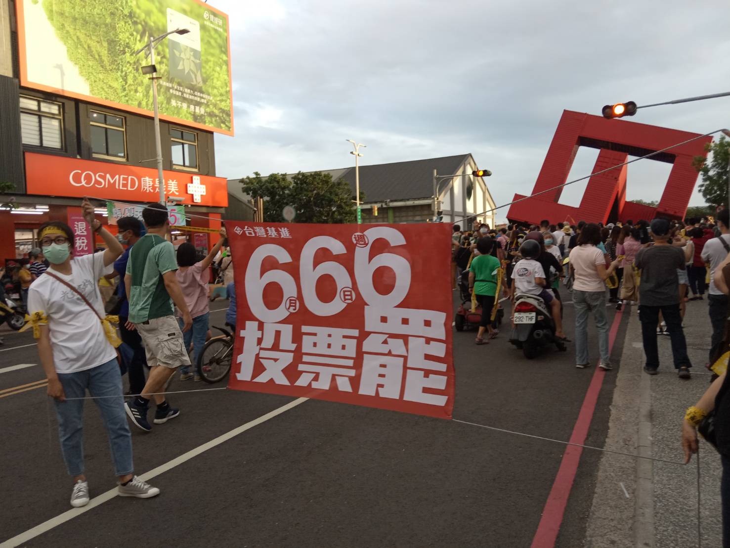 台灣基進的罷韓布旗。 圖:孫家銘/攝 台灣基進的罷韓布旗。 圖:孫家銘/攝