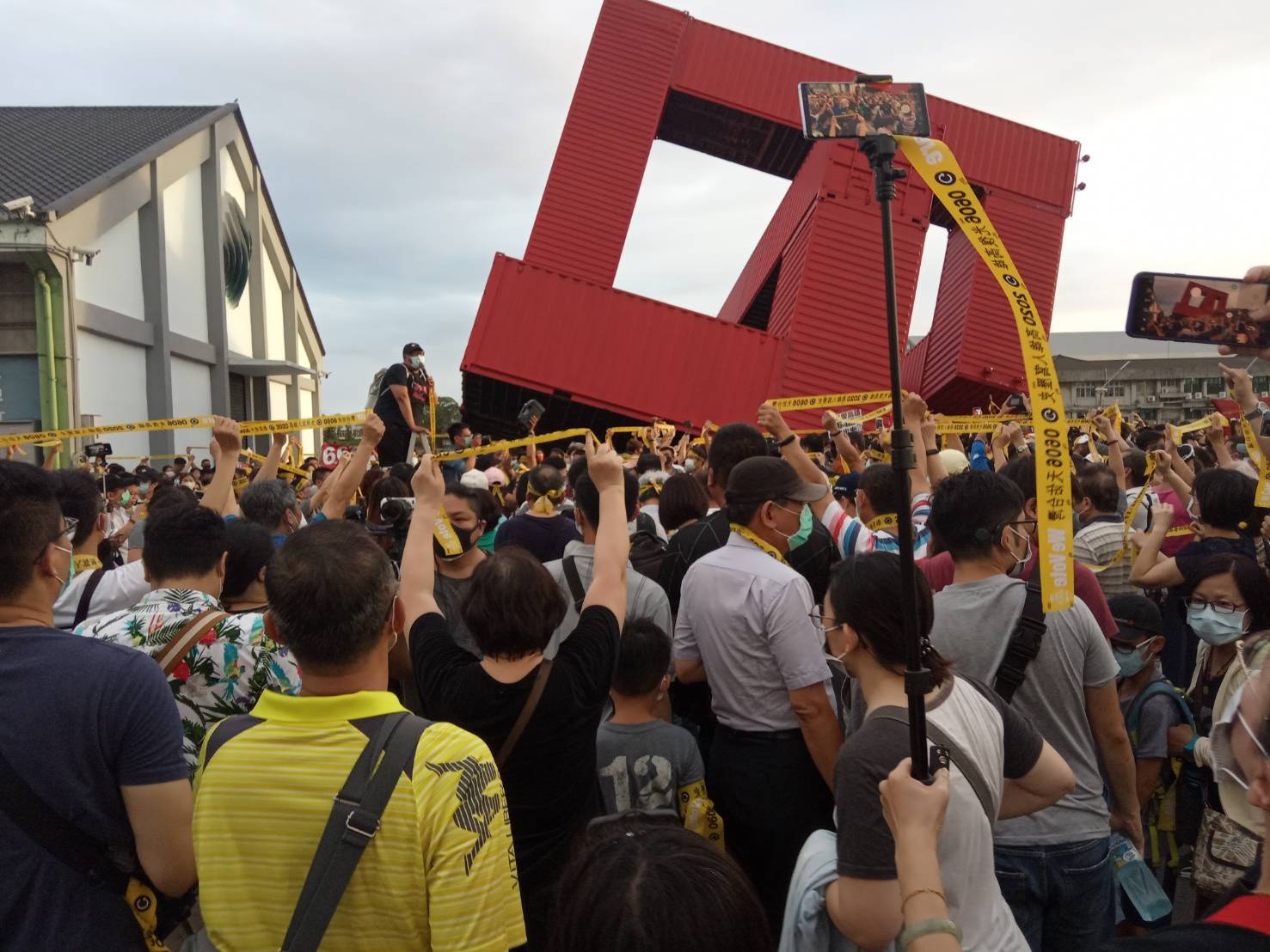 駁二藝術特區今天氛圍很不一樣。 圖:孫家銘/攝 駁二藝術特區今天氛圍很不一樣。 圖:孫家銘/攝
