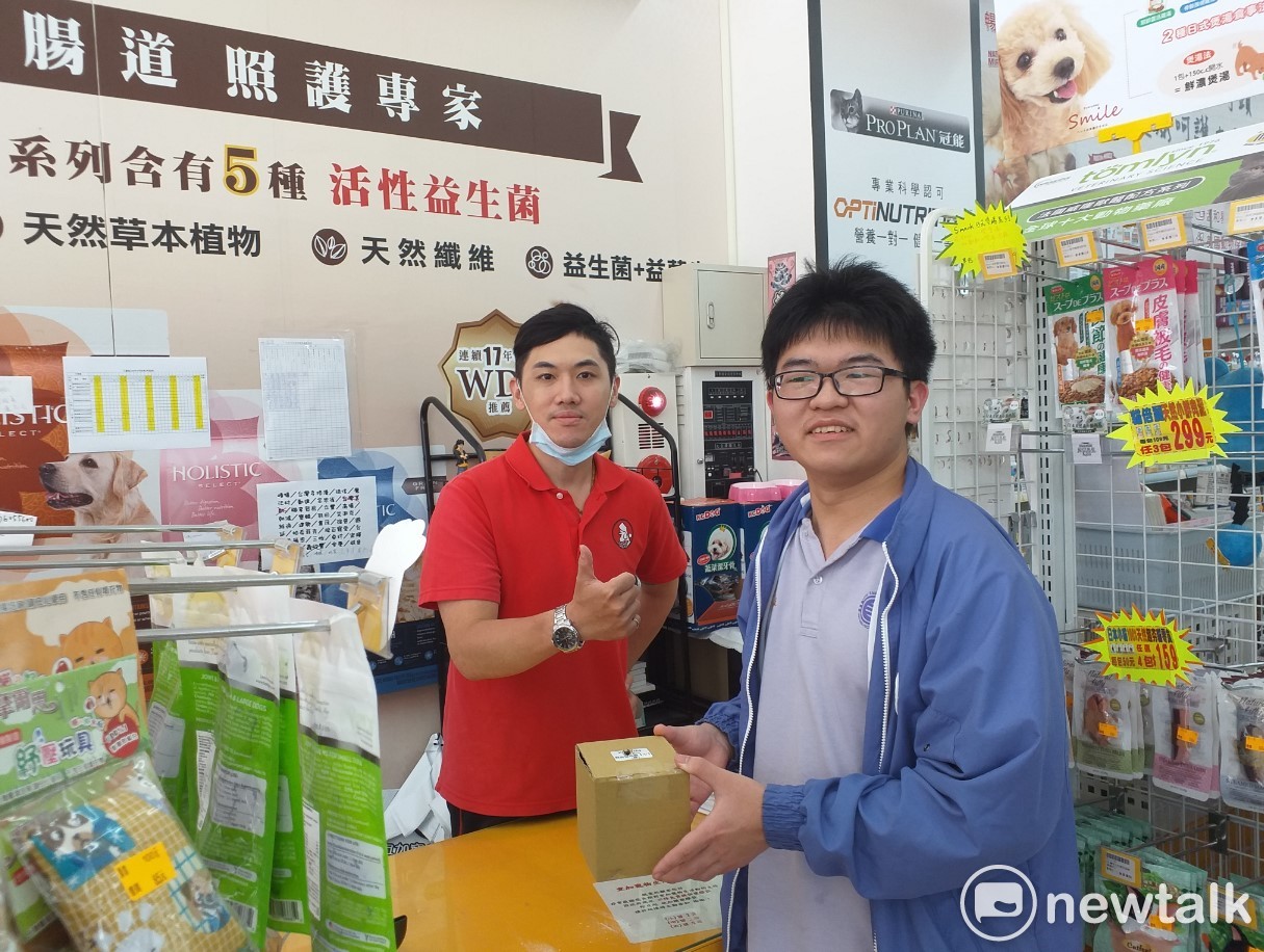 寵物店員工還準備紙箱,裡頭鋪了木屑,讓小麻雀可以舒服些 張文隆/攝 寵物店員工還準備紙箱,裡頭鋪了木屑,讓小麻雀可以舒服些 張文隆/攝