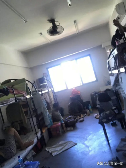 新加坡移工宿舍內,多人被擠在一室,恐有感染風險。 圖:翻攝自微博 新加坡移工宿舍內,多人被擠在一室,恐有感染風險。 圖:翻攝自微博