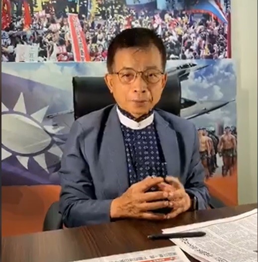 國民黨立委賴士葆稍早在臉書直播,痛批總統府電腦遭駭客入侵一事,他認為總統蔡英文應出來說清楚。 圖:翻攝自賴士葆直播片段 國民黨立委賴士葆稍早在臉書直播,痛批總統府電腦遭駭客入侵一事,他認為總統蔡英文應出來說清楚。 圖:翻攝自賴士葆直播片段