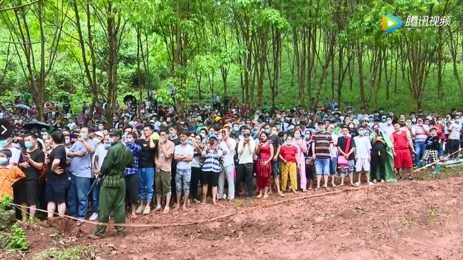 緬甸處決3名中國男子時,有數百當地民眾圍觀,男女老少都有,他們還拿著手機拍攝。 圖:翻攝自中國《南鄧新聞》 緬甸處決3名中國男子時,有數百當地民眾圍觀,男女老少都有,他們還拿著手機拍攝。 圖:翻攝自中國《南鄧新聞》